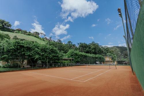 Tenis alebo squash v ubytovaní Pousada Cantagalo alebo jeho okolí