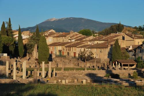a view of a town with houses and trees at Gite Les Lavandes in Vaison-la-Romaine