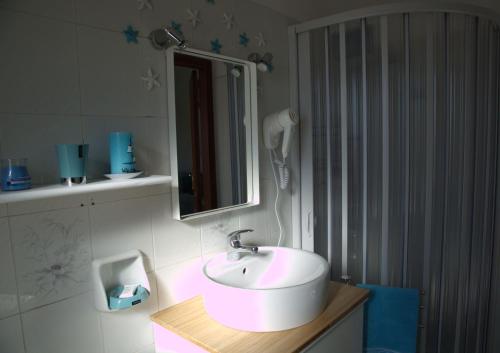 A bathroom at Giulymar