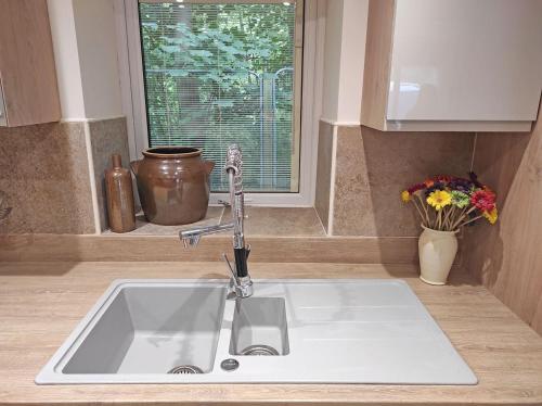 a white sink in a kitchen with a window at Headingley Hideaway in Headingley