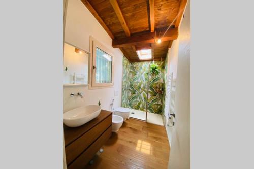 Ванна кімната в Viareggina con giardino