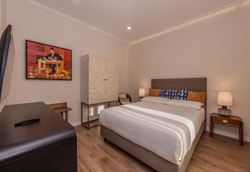 a bedroom with a large bed and a table at Casa das Margaridas in Vale da Senhora da Póvoa