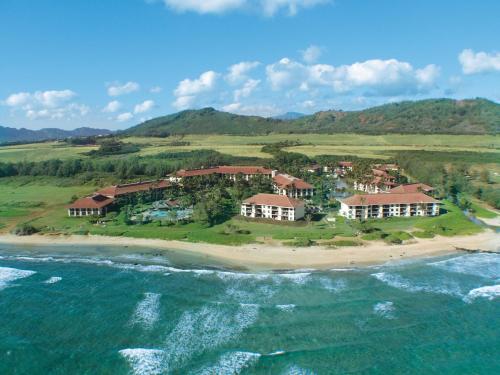 una vista aérea de un complejo en la playa en Kauai Beach Villas en Lihue