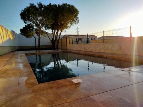 einen Pool in der Mitte einer Terrasse in der Unterkunft FINCA VILLA ZAAR HOMES in Puerto Real