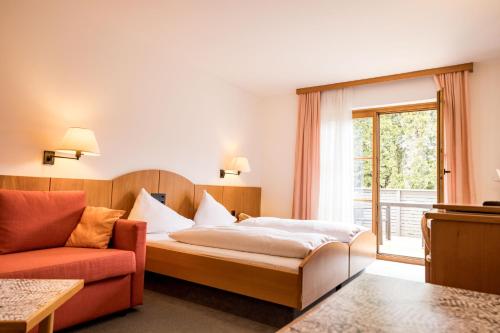 Tempat tidur dalam kamar di Hotel Edlingerwirt - Sauna & Golfsimulator inklusive