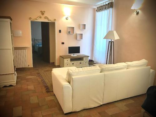 - un salon avec un canapé blanc et un bureau dans l'établissement Casa Vacanze San Francesco, à Assise