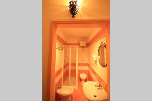 y baño con lavabo, aseo y bañera. en Bilocale Fronte Mare, en Marina di Pisa