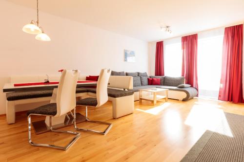 sala de estar con sofá y piano en Appartements Avenzio, en Sölden