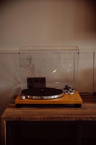 a record player sitting on top of a wooden table at Glasson Lakehouse in Athlone