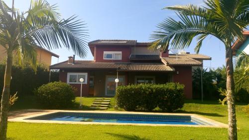 una casa con piscina y palmeras en Linda Casa de Campo - Próximo à SP - Wi-Fi grátis, en Bom Jesus dos Perdões