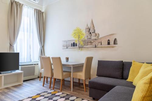 sala de estar con mesa y sofá en Goldcentral Apartment, en Budapest