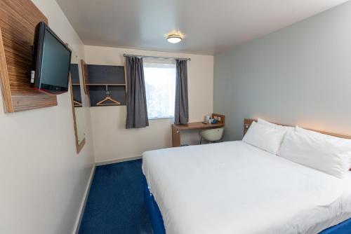 Llit o llits en una habitació de ibis Budget Portishead Marina