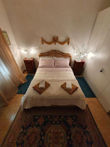 een slaapkamer met een groot bed met 2 kussens erop bij B&B Chez Elisabeth in Padua