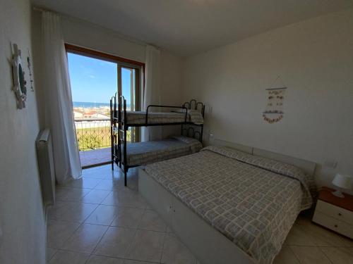 1 Schlafzimmer mit 2 Etagenbetten und einem Fenster in der Unterkunft Al Mare apartment in Chioggia