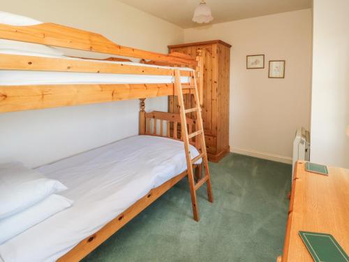 Postel nebo postele na pokoji v ubytování Lupin Cottage