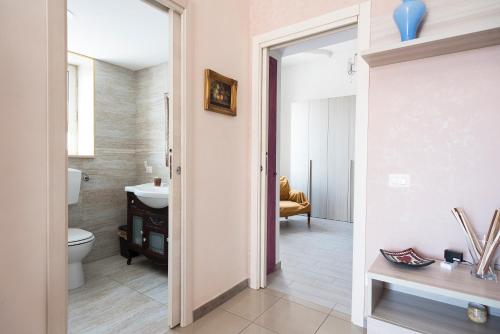 ナポリにあるAppartamento Alexのバスルーム(トイレ、洗面台付)