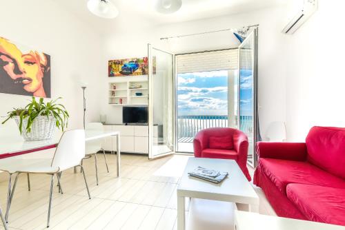 A seating area at Aurora Residence