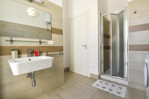W łazience znajduje się umywalka i prysznic. w obiekcie Aurora Residence w mieście Gela