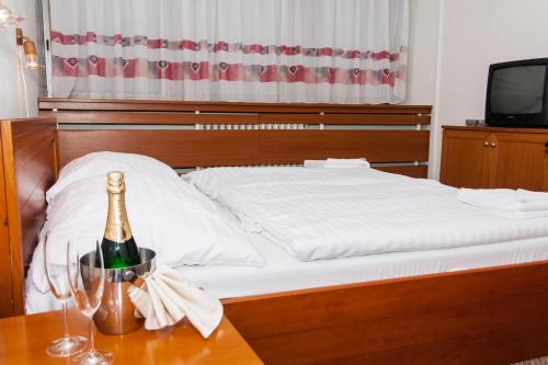 Ein Bett oder Betten in einem Zimmer der Unterkunft Hotel Druzba