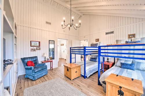 Una cama o camas cuchetas en una habitación  de Spacious Getaway about 12 Acres, Views, and Hot Tub!