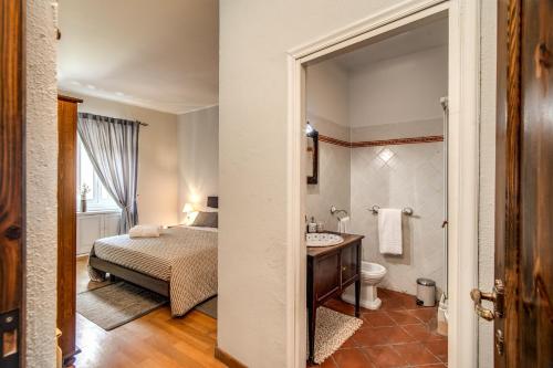 a bedroom with a bed and a bathroom at La casa nel Borgo di Ostia Antica in Ostia Antica