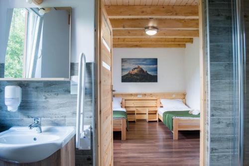 Ένα μπάνιο στο OSADA PODRÓŻNIKA - tel 883-198-802 Całoroczne Domki w Bieszczadach