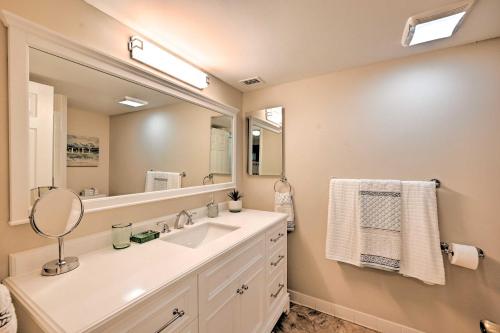 un baño con lavabo y espejo en Naples Condo with Enclosed Balcony and Lake Views!, en Naples