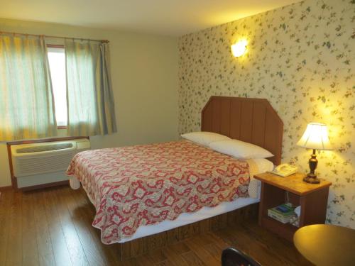 Posteľ alebo postele v izbe v ubytovaní Queen Bee Hotel