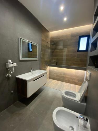 Ett badrum på White Beach Villa 2 - Luxury