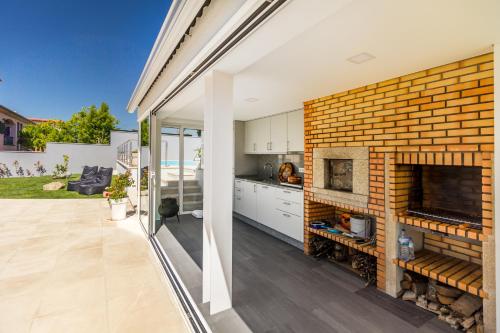 een stenen muur in een keuken met een open haard bij Casa de Monsanto | Lamego in Lamego