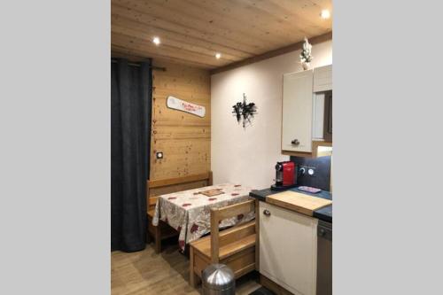 Virtuve vai virtuves zona naktsmītnē Studio TMB - Le Praz de Lys