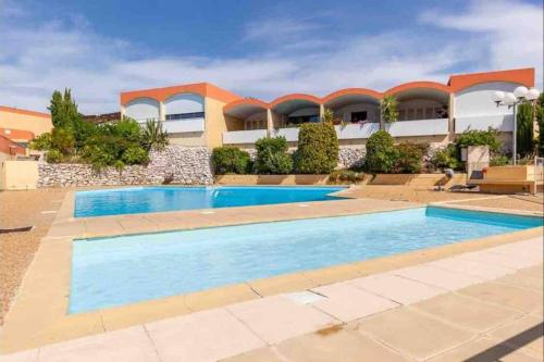 una piscina frente a un edificio en Magnifique Studio Cassis, en Cassis