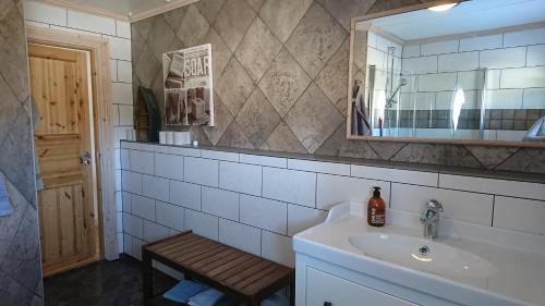 a bathroom with a sink and a mirror at Backlund Boende i Dalarna in Rättvik