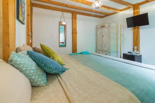 Televisyen dan/atau pusat hiburan di Villas Wanderlust