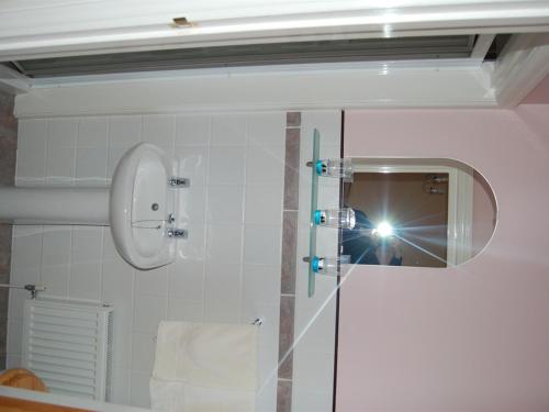 una persona che scatta una foto di una doccia con specchio di Paths End a Port Isaac