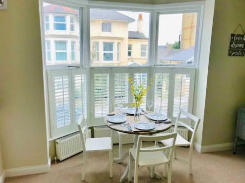 Fotografie z fotogalerie ubytování St Margarets Modern Georgian 2 bedroom apartment v destinaci Ryde