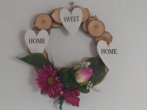 a heart wreath with the words sweetheart and home at Al Dos in Livigno