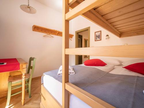 Un pat sau paturi într-o cameră la Berghi Hotel and Apartments