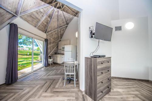 a room with a desk and a tv and a table at STUDIO 05 - Lake Sumner in Clermont