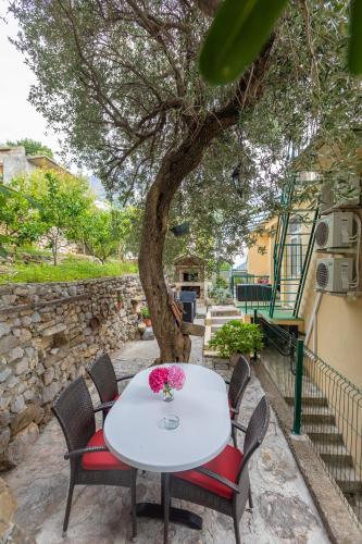 a white table and chairs under a tree at Beach Apartment Estelle in Podgora