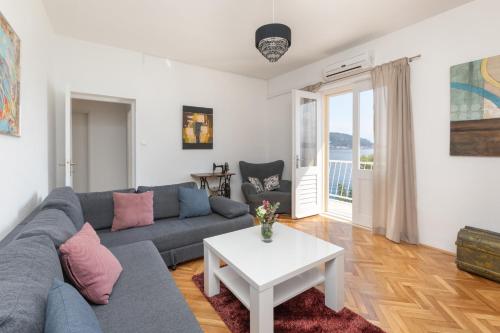 a living room with a couch and a table at Beach Apartment Estelle in Podgora