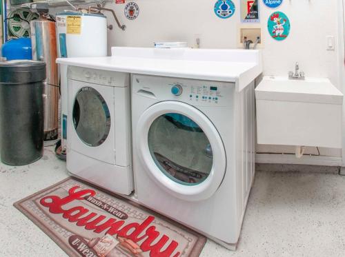 a washing machine in a kitchen with a sink at SWISS 61 - Lake Denise in Clermont