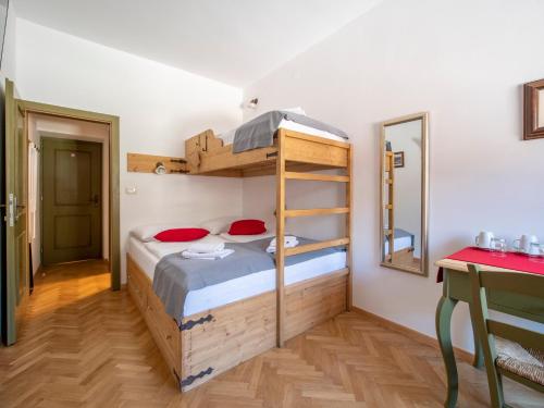 Berghi Hotel and Apartmentsにあるベッド