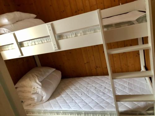 Una cama o camas cuchetas en una habitación  de Finnskogen hyttegrend