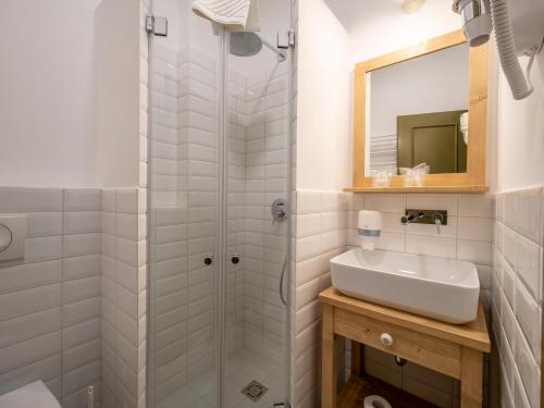 クランスカ・ゴーラにあるBerghi Hotel and Apartmentsの洗面台とシャワー付きのバスルーム