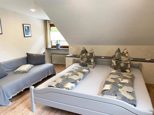 a small room with a bed and a couch at Ferienwohnungen Haus Gisela - Unterkunft Schlossberg in Bacharach
