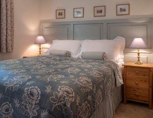 Ένα ή περισσότερα κρεβάτια σε δωμάτιο στο Knapp House Lodges