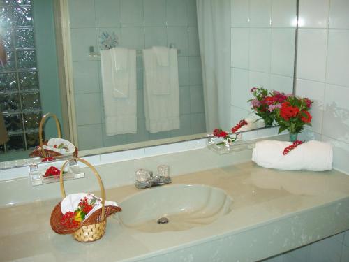 Bathroom sa Harmony Marina Suites