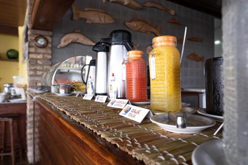 eine Küchentheke mit mehreren Getränkeflaschen darauf in der Unterkunft Pousada Villa do Sol in Genipabu