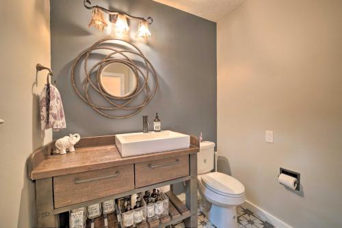 Un baño de Lavish Lakefront House with Pool Table and Patio!